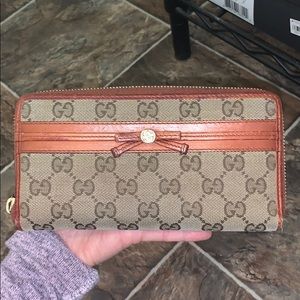 Sold ! Authentic Gucci zippie wallet